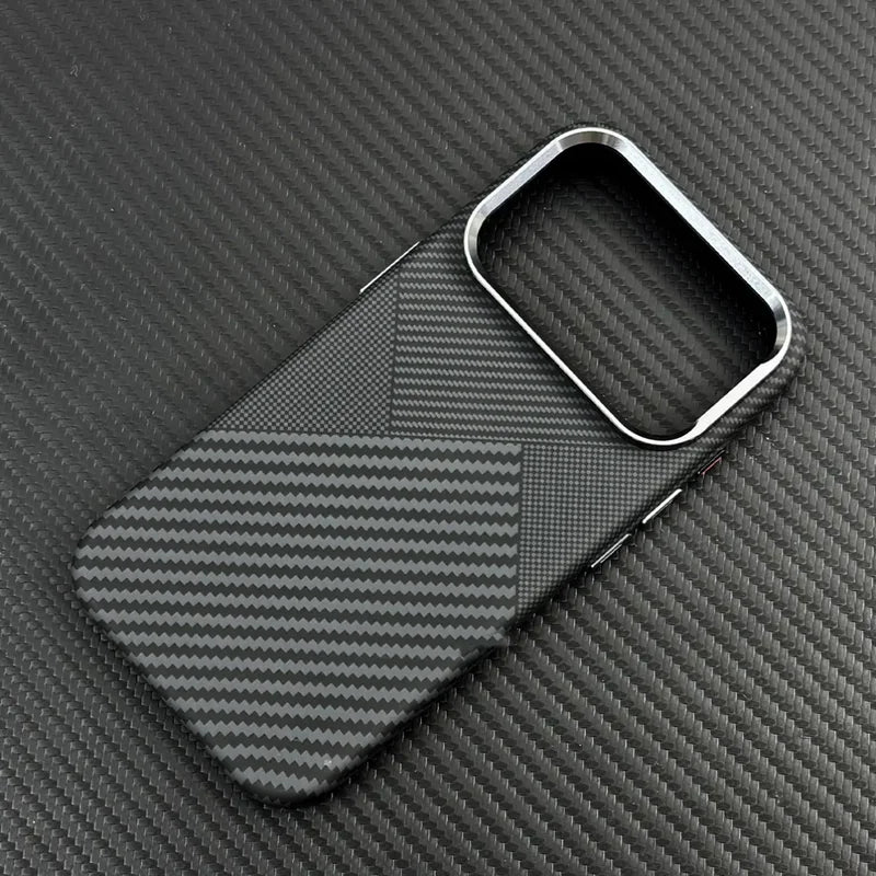 Capa Magnética de Armadura com Textura de Fibra de Carbono para iPhone 17 17Pro Max 16 Pro 15 14 13 Lente de Liga Ultrafina  Capa Dura com Carregamento Sem Fio
