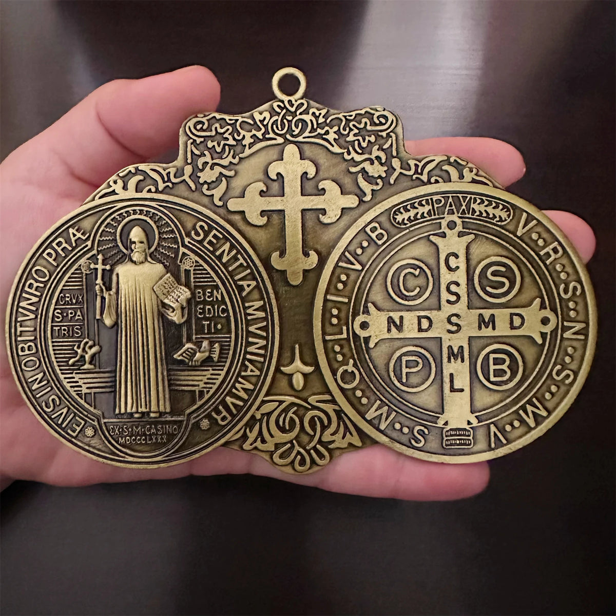 Medalha Cruz de São Bento Grande 14x10cm - Latão Vintage Parede