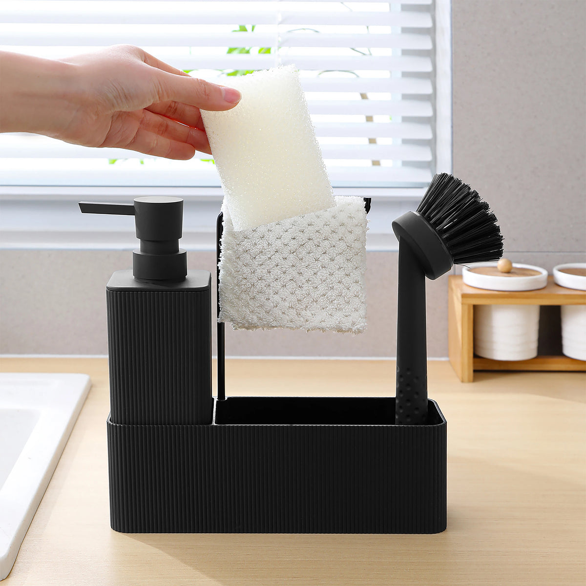Dispensador de Sabão Preto Fosco para Cozinha - Inclui Dispensador de Sabão, Suporte para Esponja, Suporte para Toalha e Escova de Louça, Adequado para Cozinha