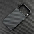 Capa Magnética de Armadura com Textura de Fibra de Carbono para iPhone 17 17Pro Max 16 Pro 15 14 13 Lente de Liga Ultrafina  Capa Dura com Carregamento Sem Fio