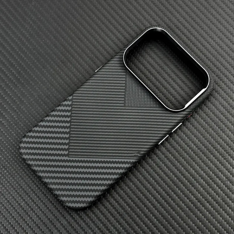 Capa Magnética de Armadura com Textura de Fibra de Carbono para iPhone 17 17Pro Max 16 Pro 15 14 13 Lente de Liga Ultrafina  Capa Dura com Carregamento Sem Fio