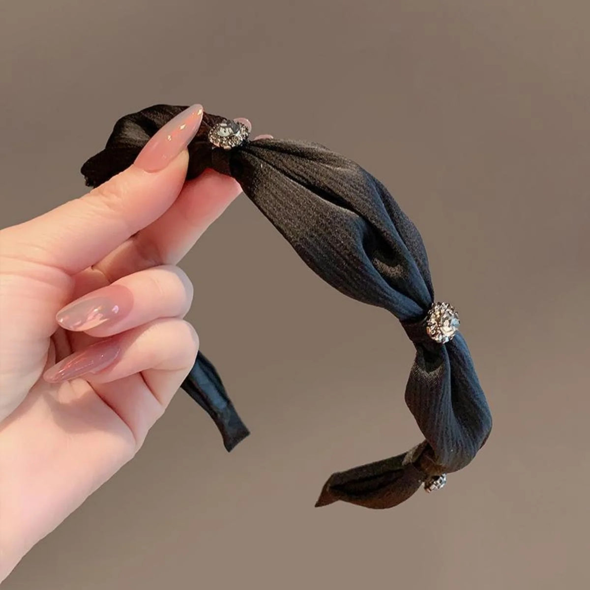 Faixa de Cabelo Cetim Coreana com Strass - Retrô Elegante