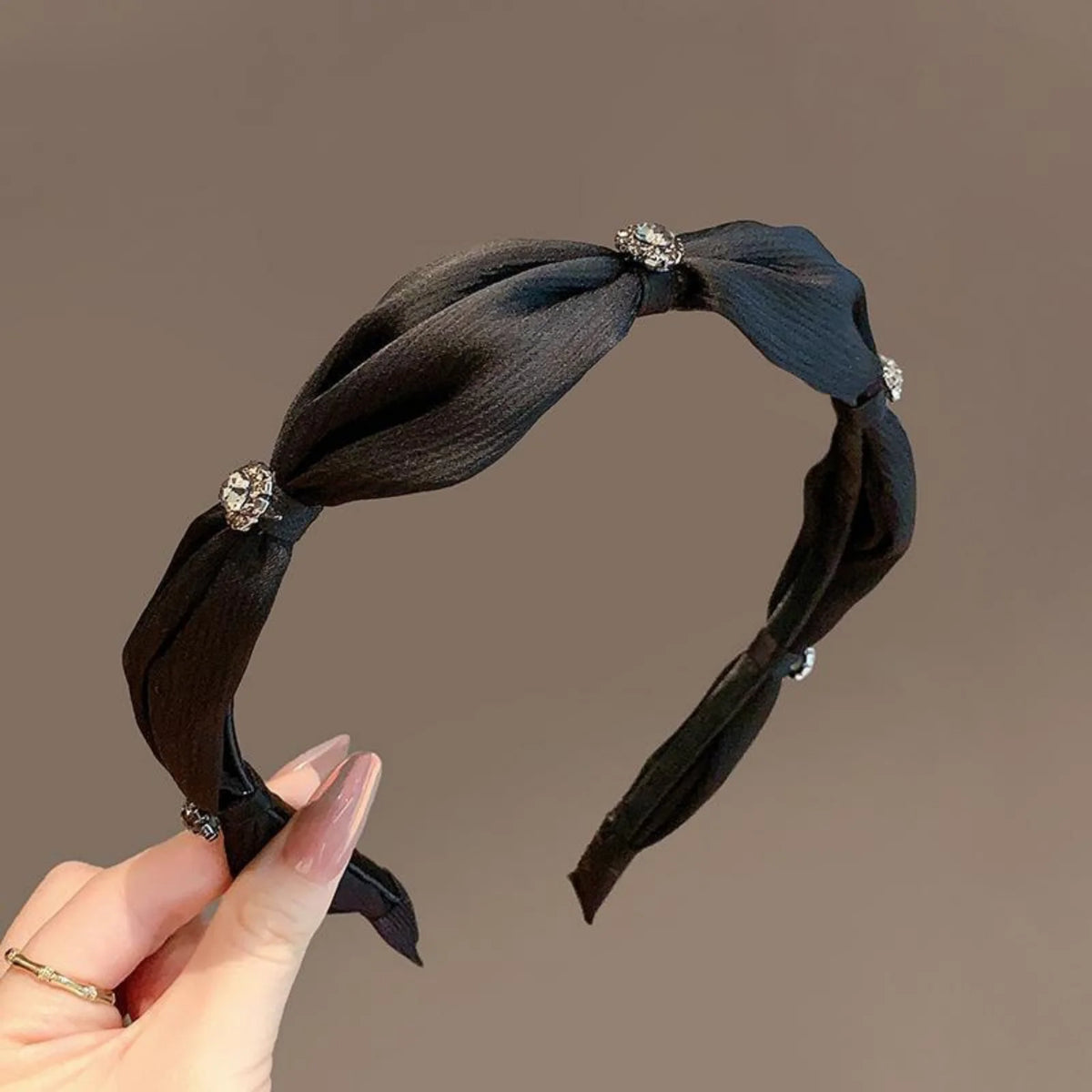 Faixa de Cabelo Cetim Coreana com Strass - Retrô Elegante