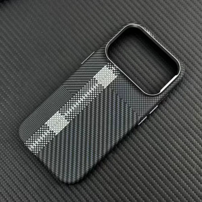 Capa Magnética de Armadura com Textura de Fibra de Carbono para iPhone 17 17Pro Max 16 Pro 15 14 13 Lente de Liga Ultrafina  Capa Dura com Carregamento Sem Fio