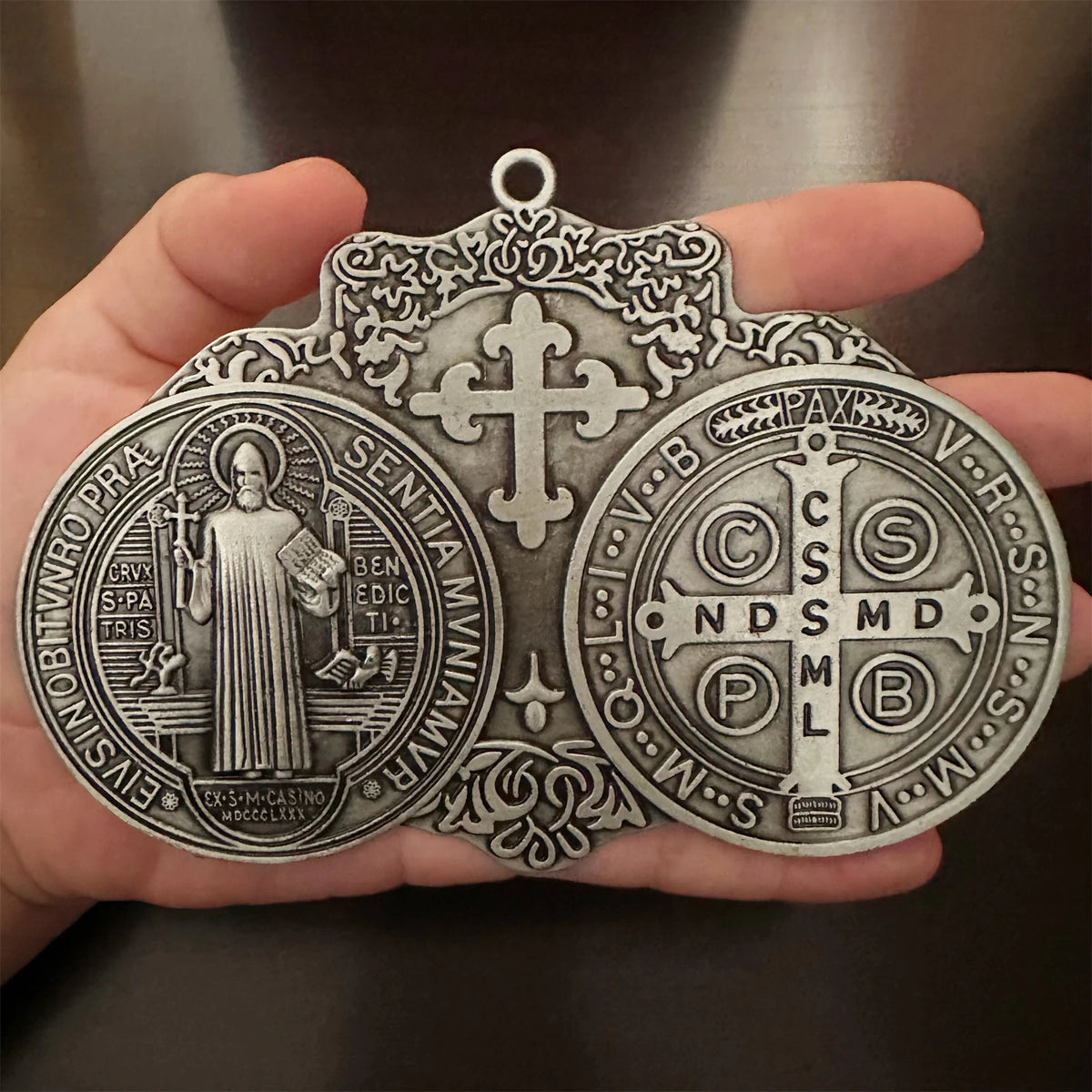 Medalha Cruz de São Bento Grande 14x10cm - Latão Vintage Parede