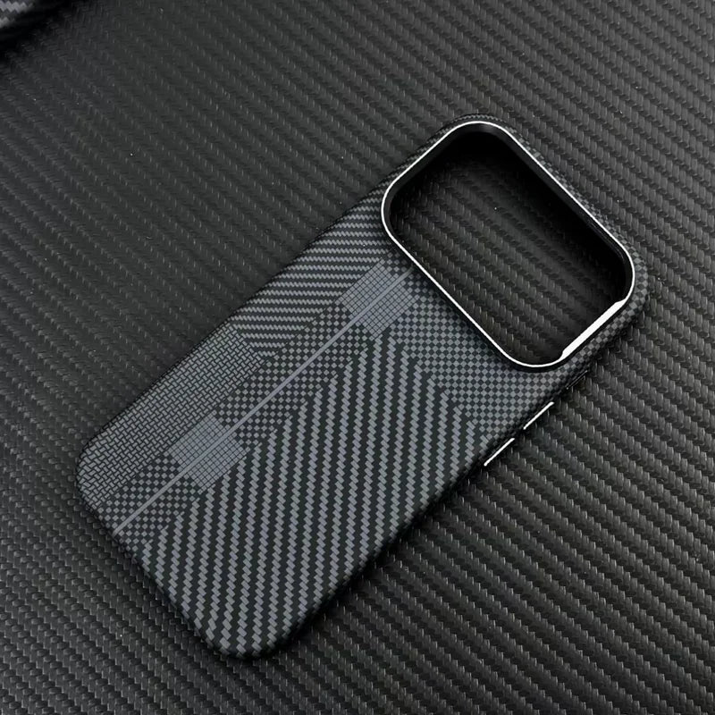 Capa Magnética de Armadura com Textura de Fibra de Carbono para iPhone 17 17Pro Max 16 Pro 15 14 13 Lente de Liga Ultrafina  Capa Dura com Carregamento Sem Fio