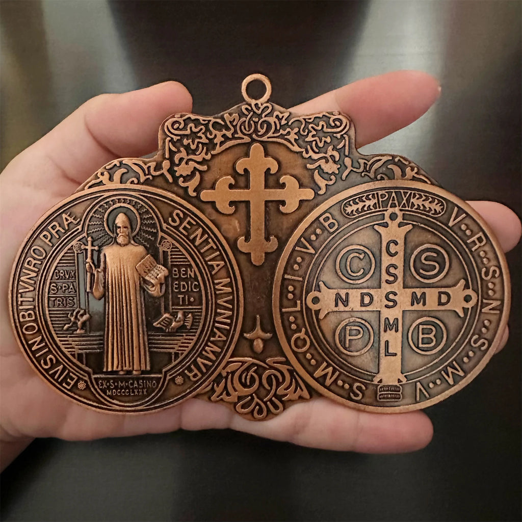 Medalha Cruz de São Bento Grande 14x10cm - Latão Vintage Parede